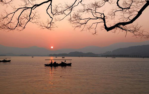 “风日晴和人意好，夕阳箫鼓几船归”是如何白话文解说？