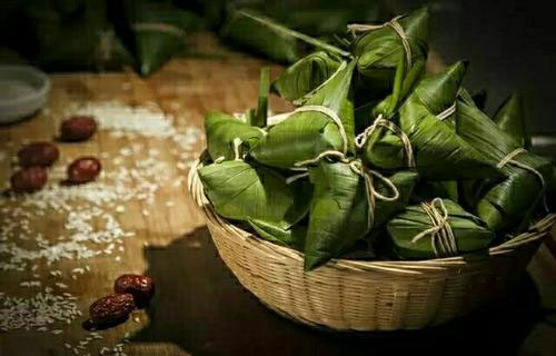 “独写菖蒲竹叶杯，蓬城芳草踏初回”是如何白话文解说？