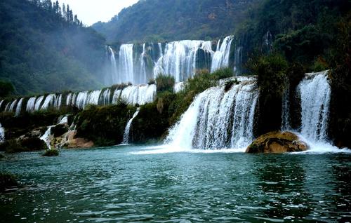 “灵山多秀色，空水共氤氲”是如何白话文解说？